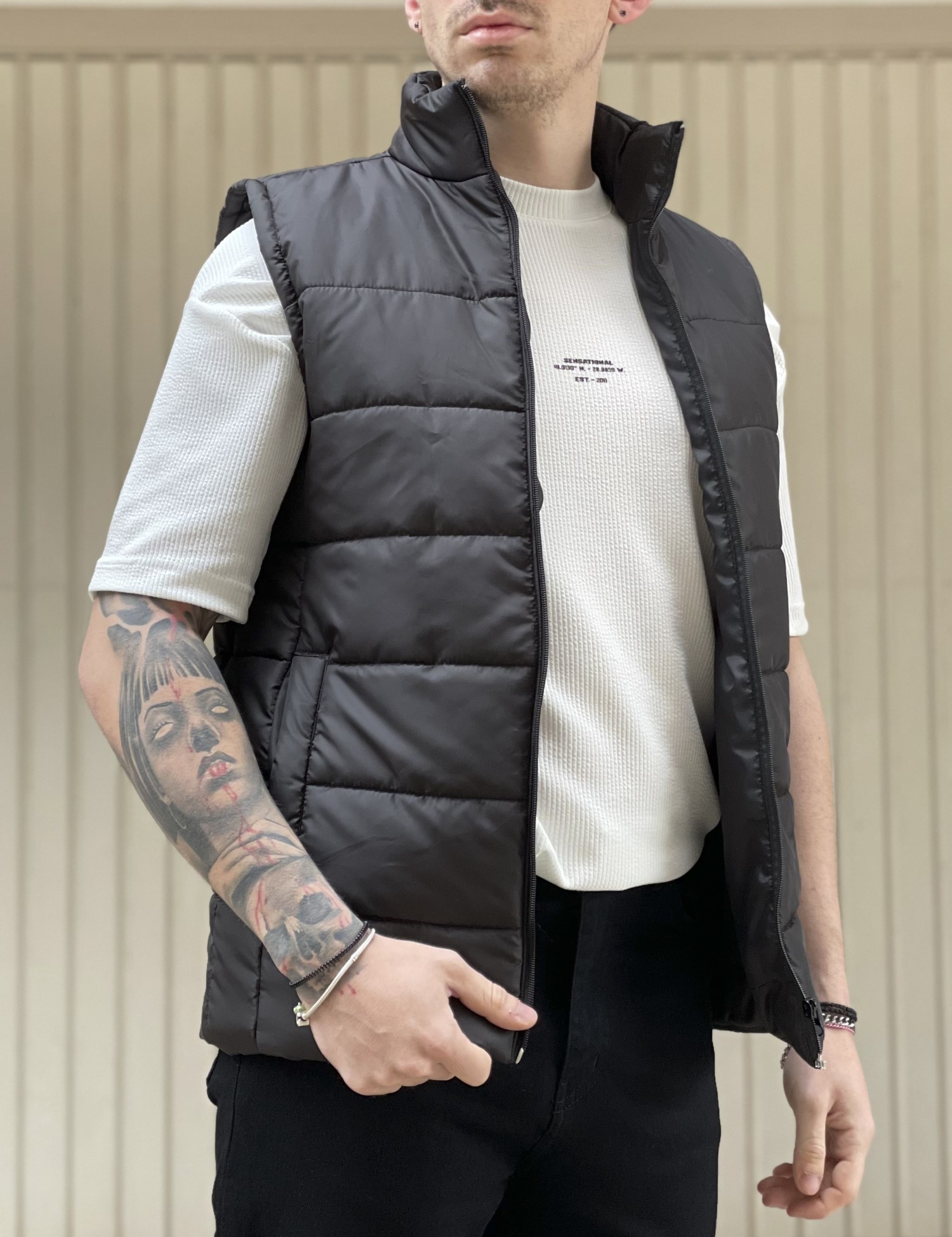 Ανδρικό μαύρο καπιτονέ αμάνικο μπουφάν 33931 φωτογραφία